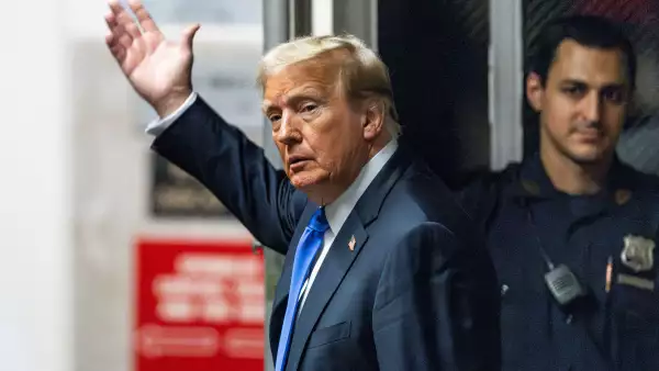 El expresidente de los Estados Unidos, Donald Trump, sale de la sala del tribunal mientras el jurado en su juicio penal continúa deliberando en la Corte Suprema del Estado de Nueva York en Nueva York, Nueva York, EE. UU., el 30 de mayo de 2024.