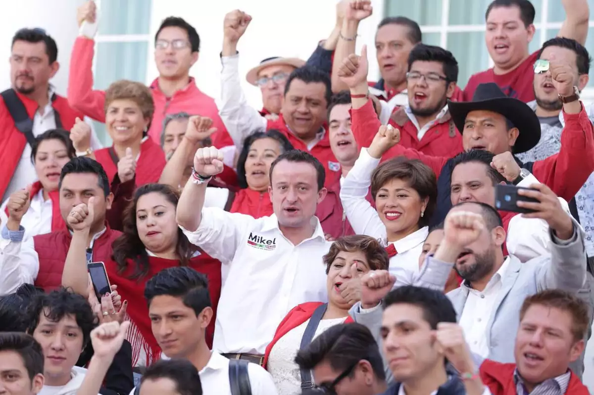 Mikel Arriola en la sede del PRI capitalino y listo previamente para escuchar el mensaje del candidato a la Presidencia de la República, José Antonio Meade en su arranque de campaña.