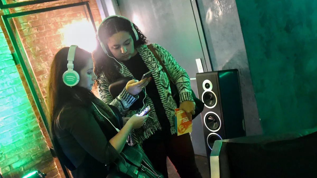 Gen Z impulsa regreso de audífonos con cable