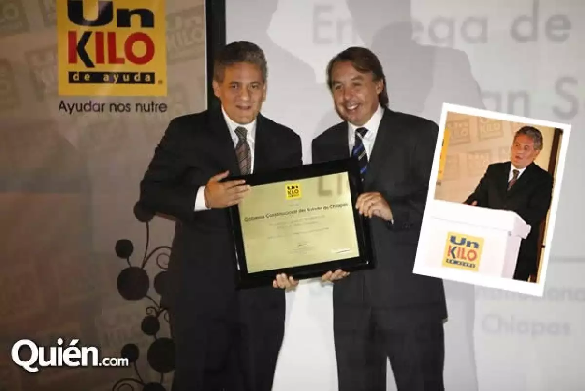 Juan Sabines, Gobernador del Estado de Chiapas recibió el reconocimiento de Un kilo de ayuda por su labor en su entidad de manos de Emilio Azcárraga Jean, Presidenjte de Grupo Televisa