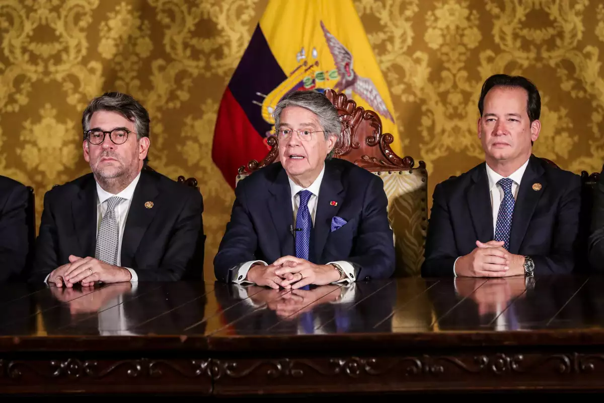 El presidente de Ecuador, Guillermo Lasso, se dirige a la nación junto al Secretario General de Gobierno Sebastian Corral y al Ministro del Interior Henry Cucalon, después de que disolviera la Asamblea Nacional por decreto, llevando a cabo elecciones legislativas y presidenciales, un día después de que se defendiera en una audiencia de destitución, en Quito, Ecuador, el 17 de mayo de