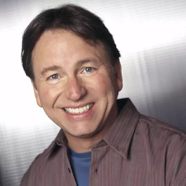 JOHN RITTER. El actor murió el 11 de septiembre de 2003, cerca de cumplir los 55 años. La causa fue una disección aórtica originada por un defecto congénito que nunca se le había diagnosticado. Fue mientras grababa la serie `8 Simple Rules´ cuando comenzó a sentirse mal.