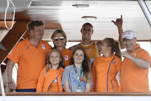 El atrleta Dorian Van Rijsselberghe junto a la familia real de Holanda.