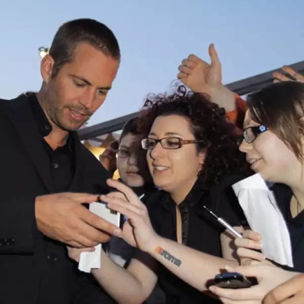 Firmando autógrafos para sus admiradores en Roma, Italia.