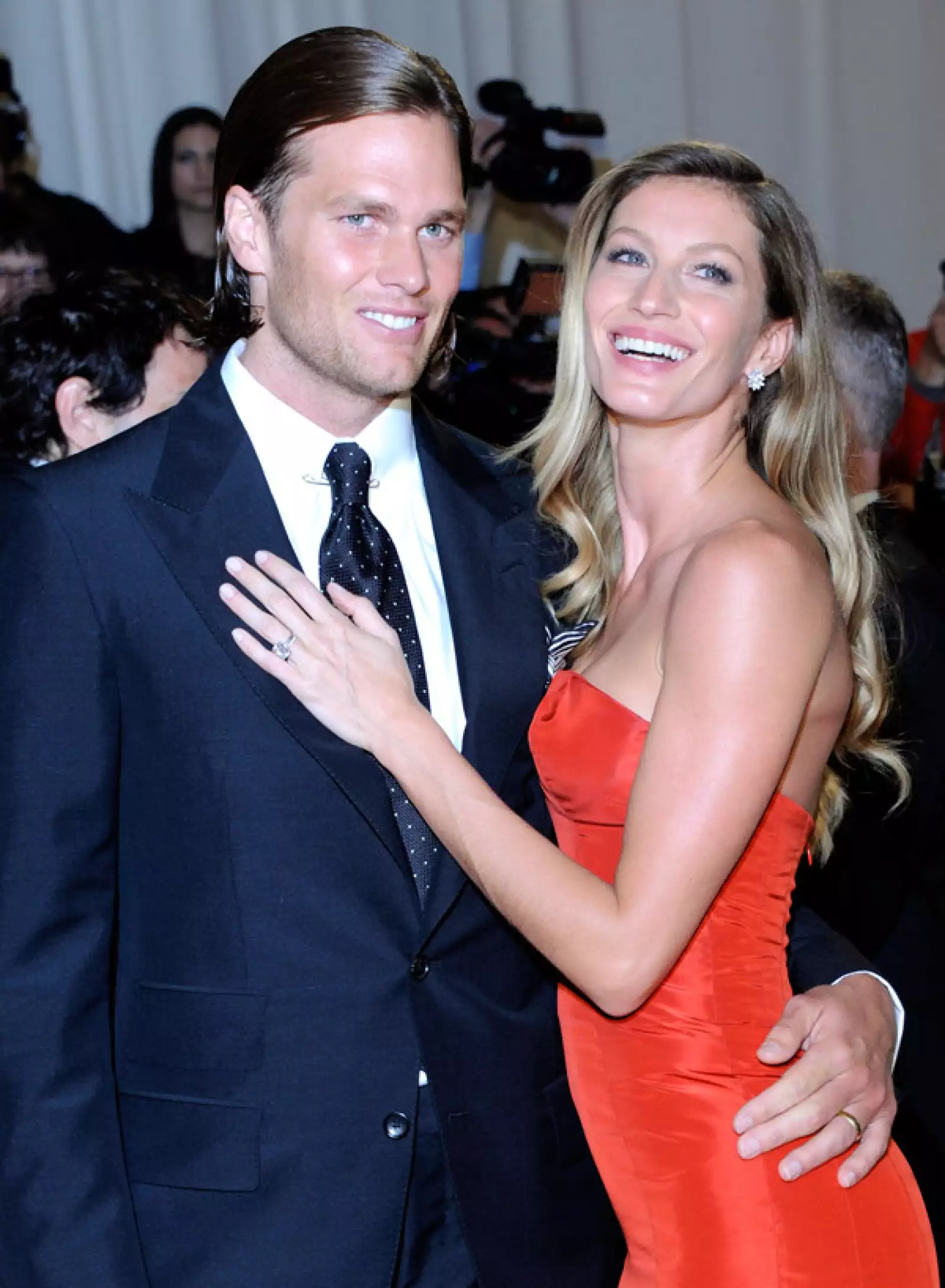 Cuando Tom Brady y Gisele Bündchen se paran en una alfombra roja todas las miradas se enfocan en ellos. El futbolista y la modelo, sí que brillan ante las cámaras