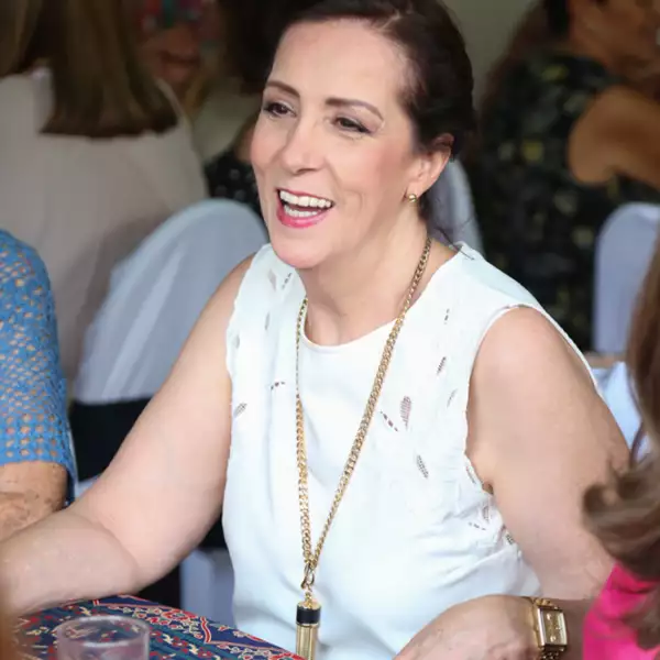Rosita Watanabe entre amigas
