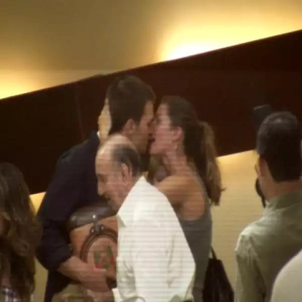 Los recién casados Gisele Bundchen y Tom Brady se demuestran su amor durante la fiesta por el cumpleaños 83 del abuelo de la supermodelo en Brasil.