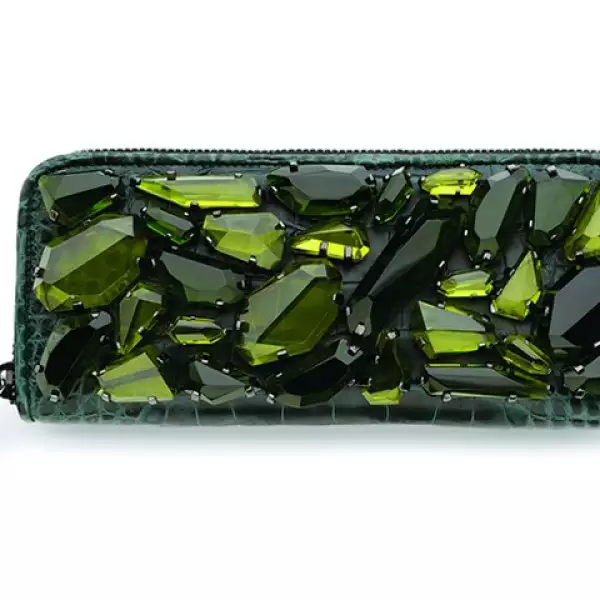 BURBERRY. Clutch con incrustaciones de piedras.