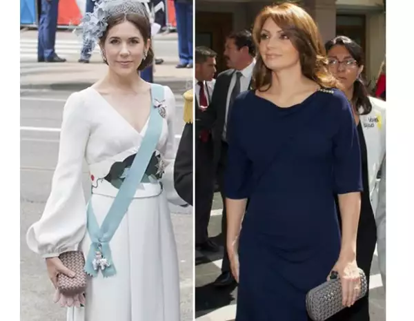 Ambas con bolsos grises de Bottega Veneta.