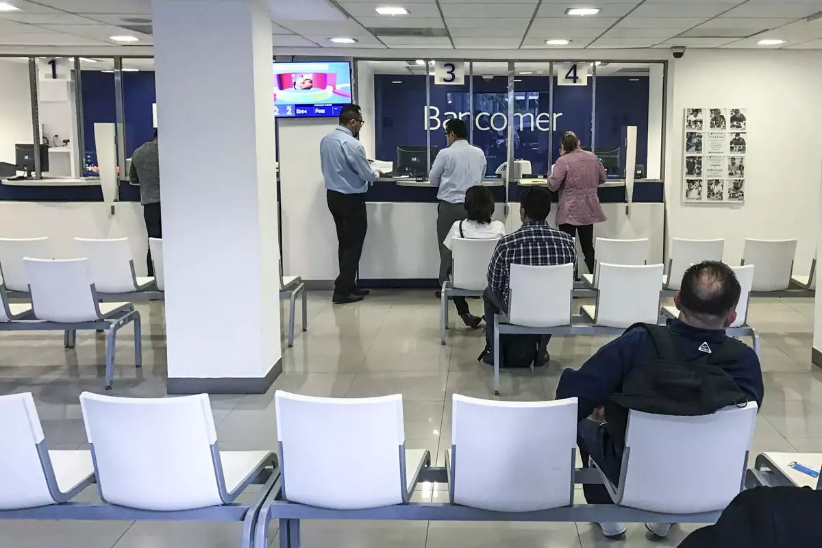BBVA outsourcing (foto con personas al interior de una sucursal del banco BBVA México)