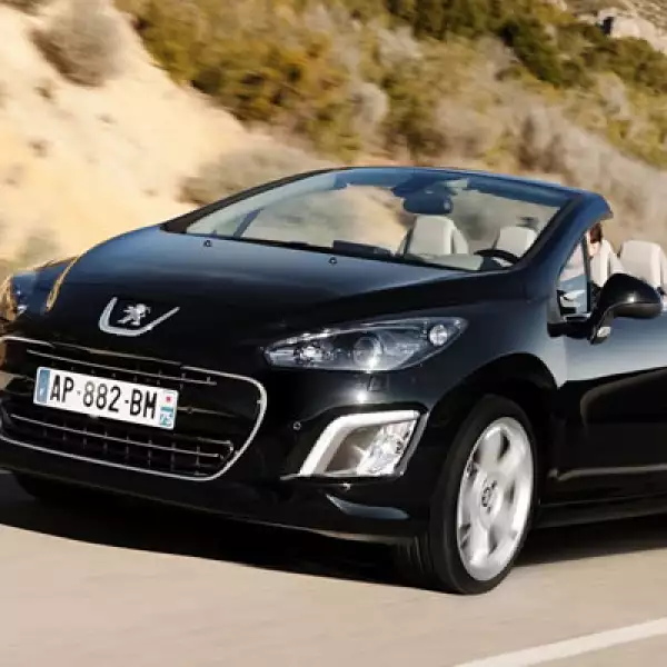 La firma francesa comercializa este automóvil, que tiene poco más de 200 caballos de fuerza y alcanza una velocidad cercana a los 220 kilómetros por hora.