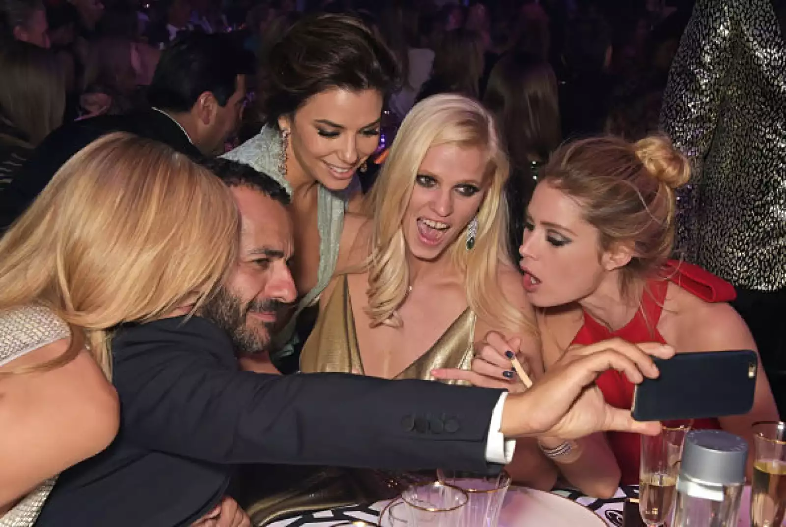 La tradicional selfie no podía faltar, por supuesto. Aquí con el diseñador Tom Ford y las modelos Doutzen, Karlie y Lara.