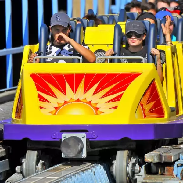 Sin miedo alguno, la pareja disfrutó de la montaña rusa.