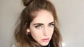 Si buscas un peinado espectacular para un streetstyle súper trendy, estás de suerte. El half bun llegó para quedarse.