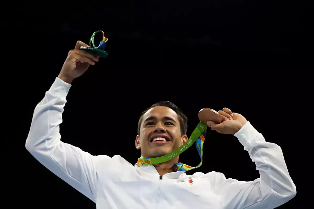 Foto del boxeador Misael Rodríguez levanta su medalla de bronce en los Juegos Olímpicos de Río 2016.