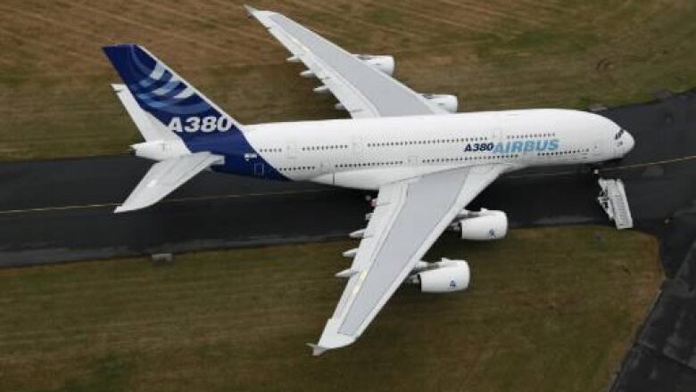 La aeronave 380 de Airbus tiene una capacidad de hasta 800 pasajeros, superando al titánico Boeing 747 como el avión más grande del mundo; el fabricante indicó que además tiene un consumo reducido de combustible y produce menores emisiones de CO2.