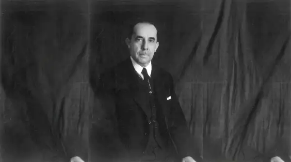 Federico Mariscal fue un influyente arquitecto y académico mexicano (1881-1963) que pasó a la historia por ser el encargado de concluir la construcción del Palacio de Bellas Artes entre 1932 y 1934, retomando el proyecto que Adamo Boari había dejado inconcluso tras el estallido de la Revolución Mexicana. Mientras Boari concibió el exterior del edificio con una marcada estética Art Nouveau, Mariscal respetó esa fachada monumental pero transformó por completo los espacios interiores utilizando el estilo Art Deco, que estaba en pleno apogeo en los años treinta. Para lograrlo, Mariscal incorporó mármoles nacionales, detalles geométricos de herrería y los icónicos murales de los grandes artistas de la época, logrando una fusión arquitectónica única que definió la identidad definitiva del recinto cultural más importante de México.
