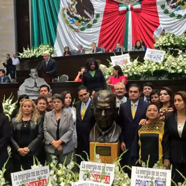 Los diputados montaron una guardia de honor ante un busto de Lázaro Cárdenas y pidieron un minuto de silencio por lo que consideran el entierro de Pemex.