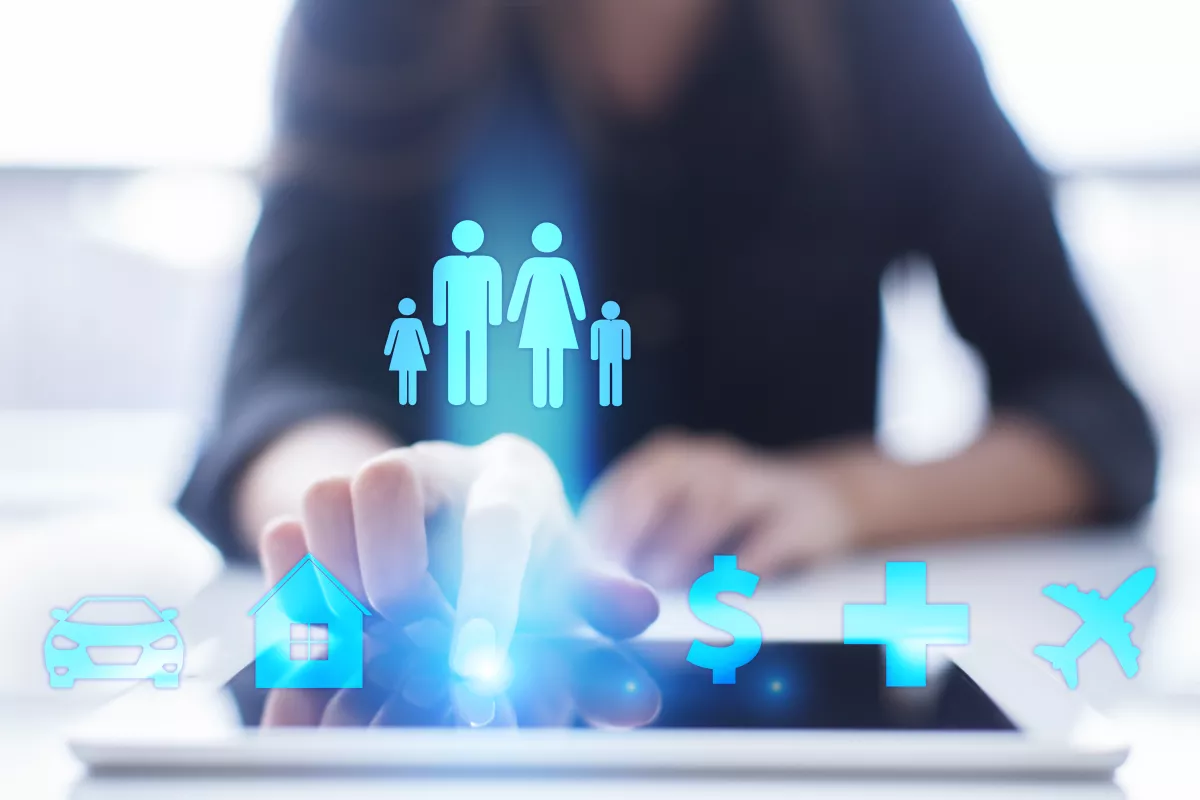 Una mujer está usando tablet y seleccionando un tipo de seguro.