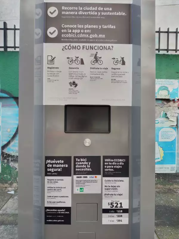 Nuevos tótems tienen una pantalla y un panel solar en la parte superior.