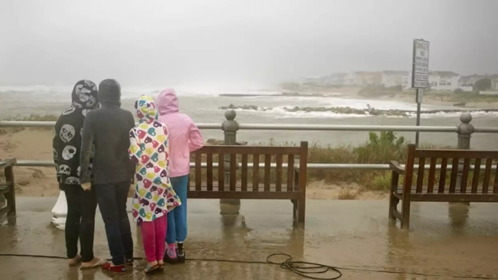 Estadounidenses se preparan para la llegada de Sandy