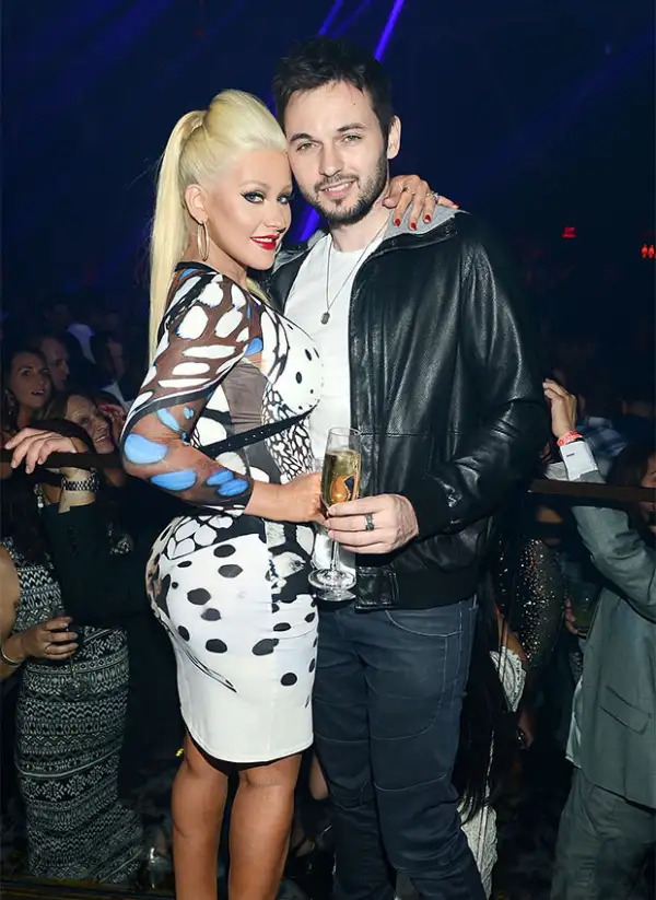 En la fiesta de su prometido, la cantante mostró un booty que no estabamos acostumbrados a ver.