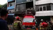 Los bomberos se paran cerca de un edificio de siete pisos dañado por un incendio, en Yakarta, Indonesia, el 9 de diciembre de 2025. REUTERS/Ajeng Dinar Ulfiana