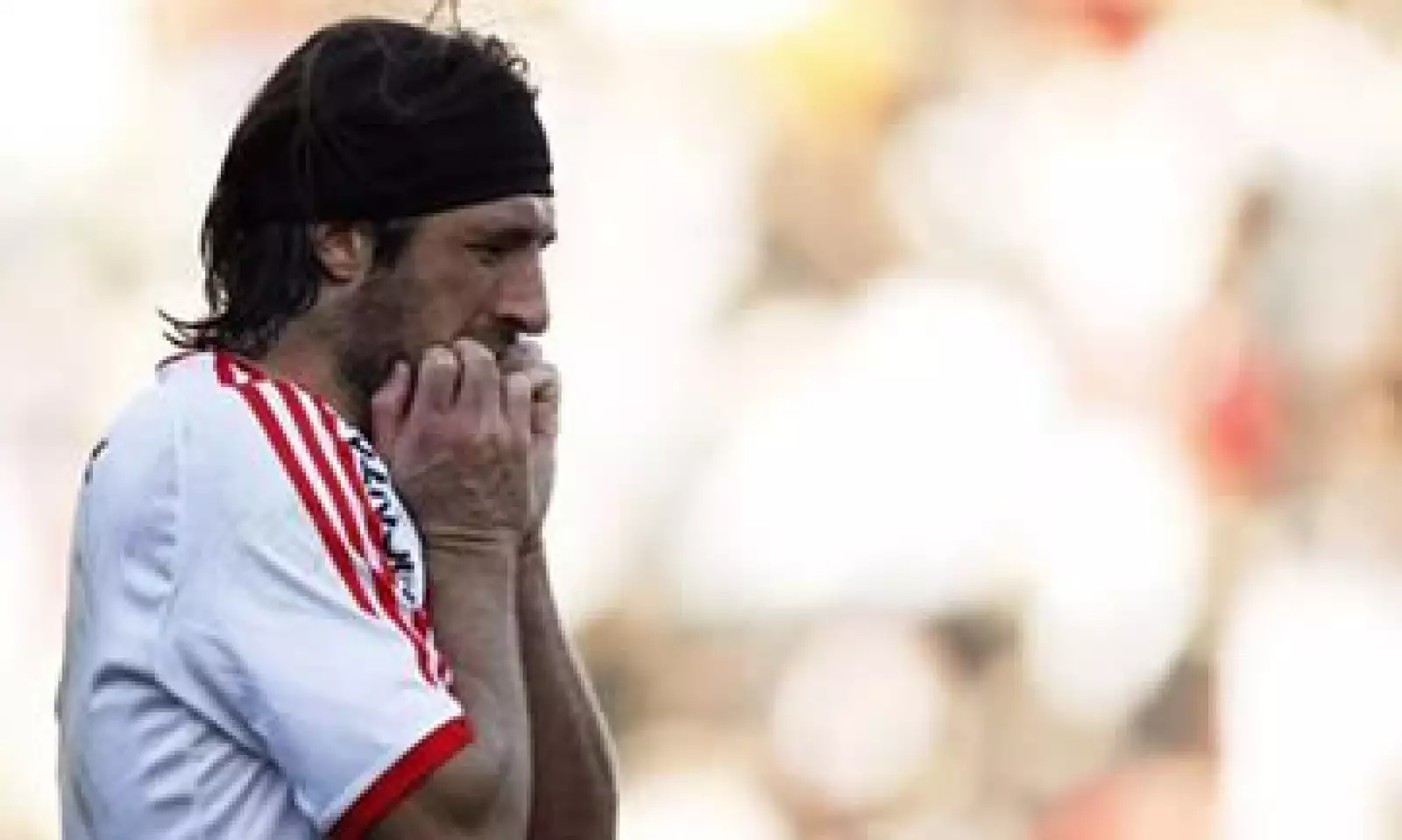 Mariano Pavone se lamenta tras fallar un disparo durante el partido de este domingo que llevó al club a la segunda división. (Foto: Reuters)