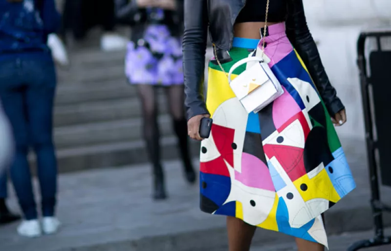 El color de tu ropa dice mucho más de ti de lo que podrías imaginar, descubre qué color transmite confianza y cuál otro puede hacerte lucir poco generosa.