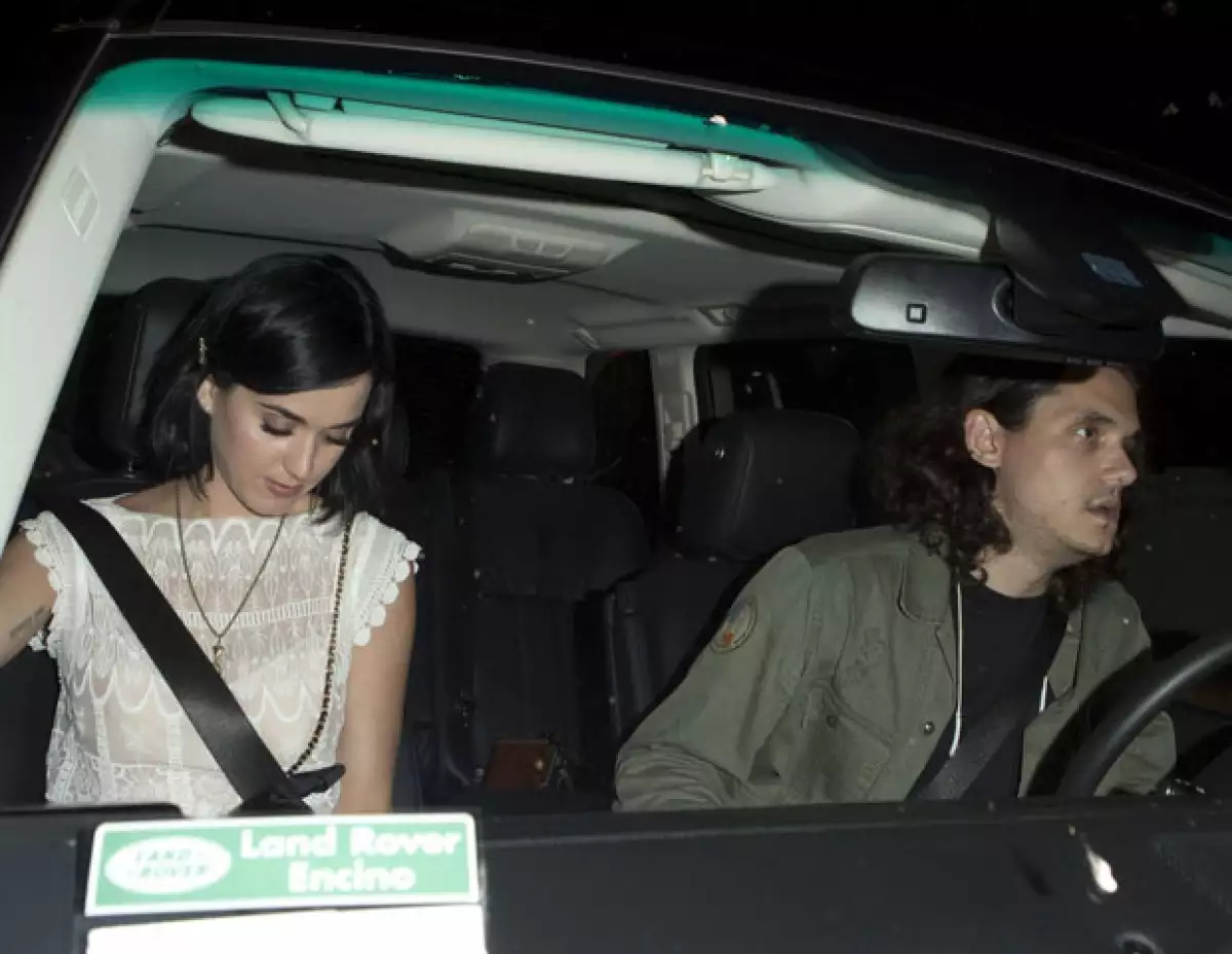 Todo parece ir de maravilla entre estos dos cantantes ya que la ex de Russell ya le dio una copia de las llaves de su casa.
