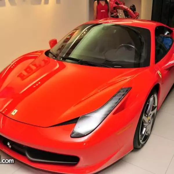 Presentaci?el Ferrari 458