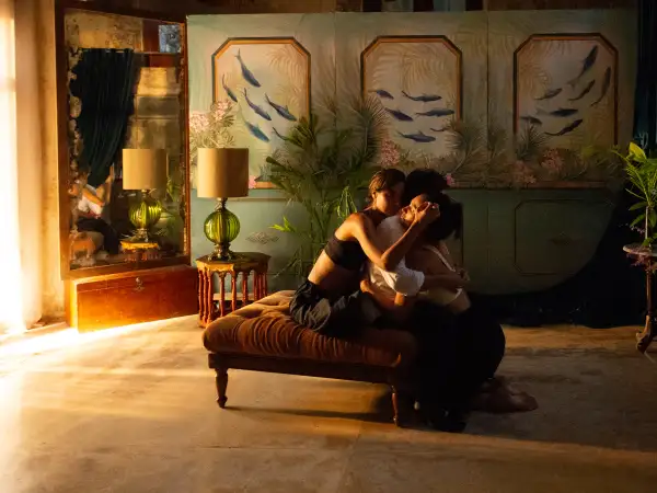 Gael García Bernal en la primera imagen de la cinta 'Hombre al agua'. El actor se ve abrazado por dos mujeres en un escenario que se presume un hotel de verano. 
