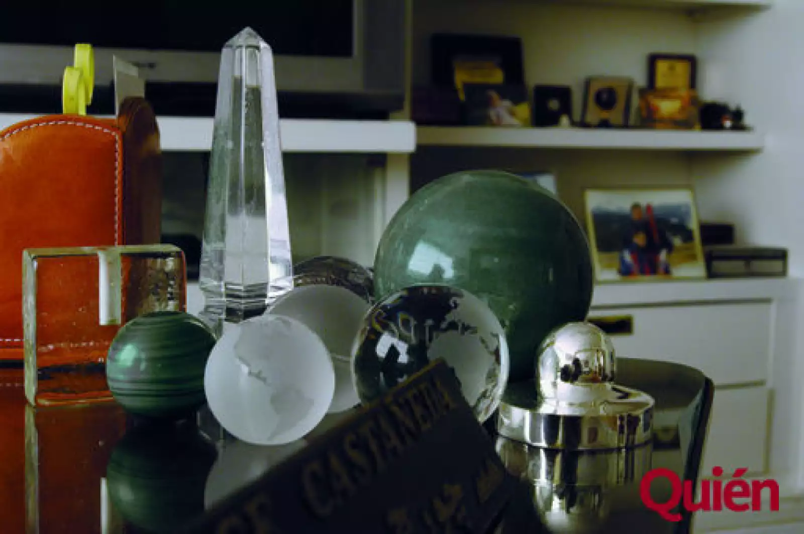 Esferas de vidrio sobre su escritorio