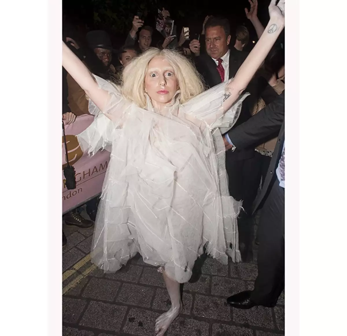 Al parecer la estrella de pop es cada vez menos pudorosa, ya que sorprendió a su público en Londres, cuando al final de una canción se quitó el camisón y quedó completamente desnuda.