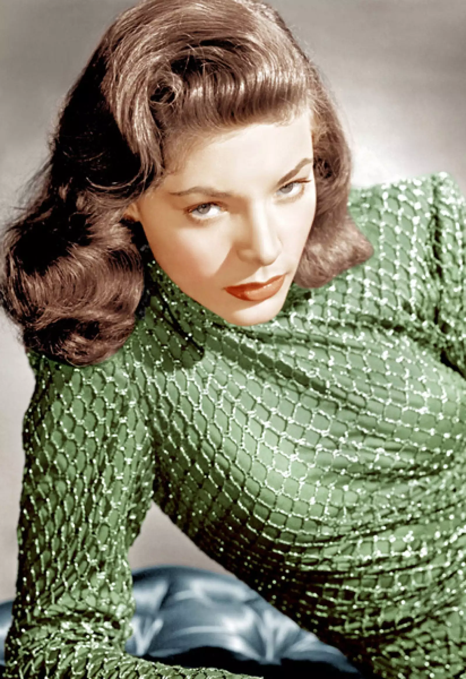 La gran Katherine Hepburn era una gran seguidora del peinado, lo utilizaba con un medio recogido y ondas marcadas.