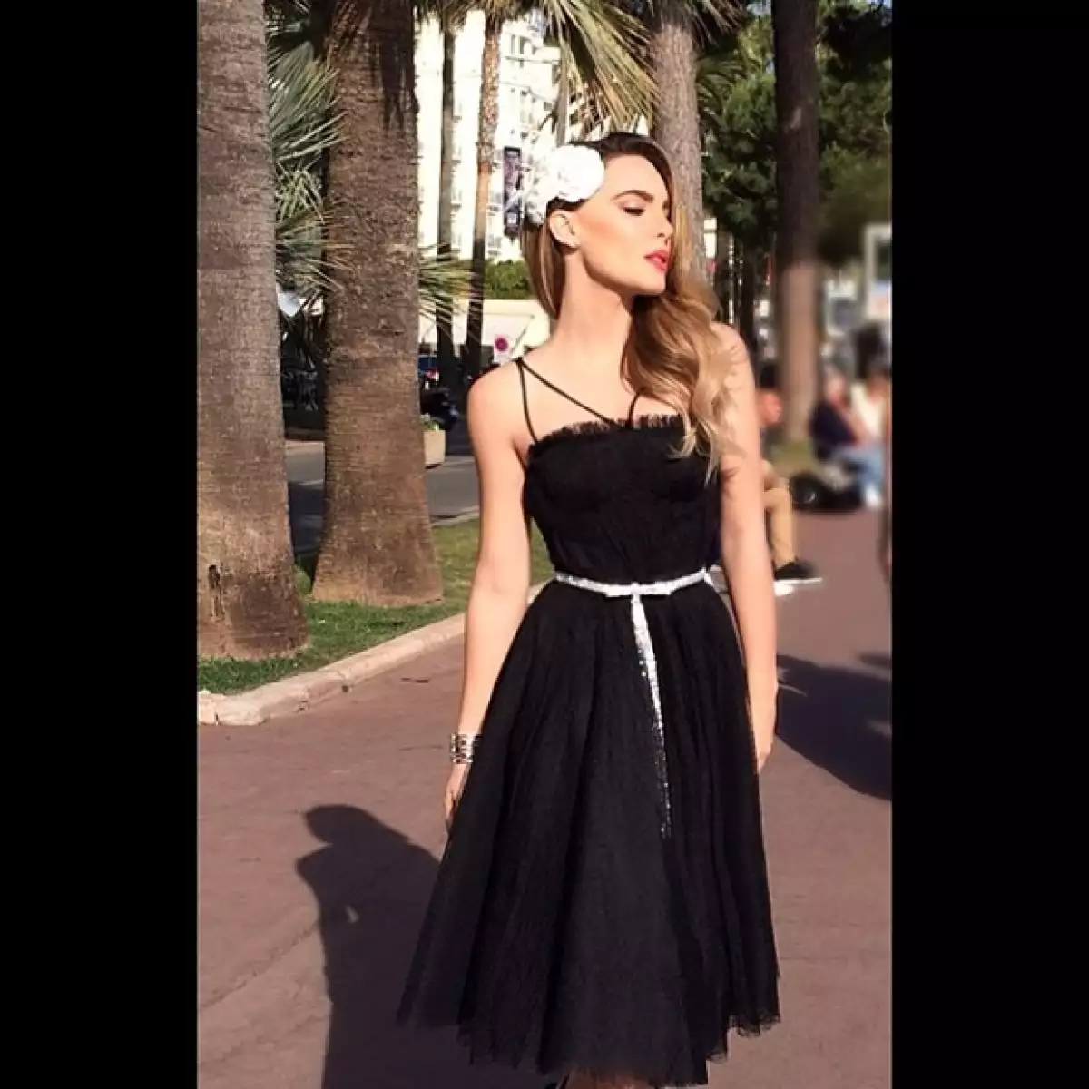 Hace unos días la cantante compartió que viajaría a Francia como imagen de una marca, ocasión durante la cual tendrá la oportunidad de conocer a Kylie Minogue. Hoy presumió su glamourosa llegada.