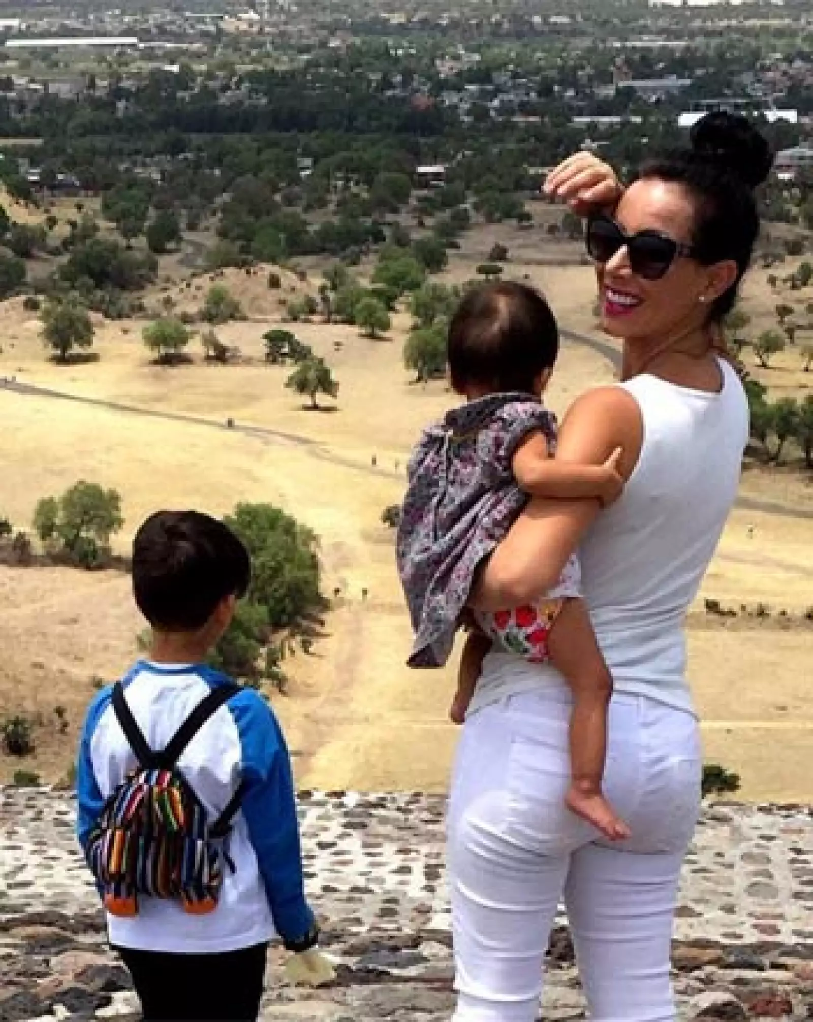 Claudia Lizaldi y sus hijos en Teotihuacán