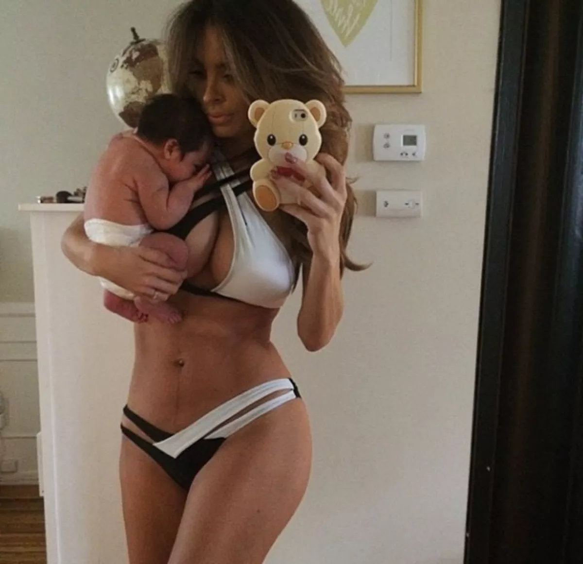 La orgullosa mamá muestra lo bien que se encuentra su bebé.