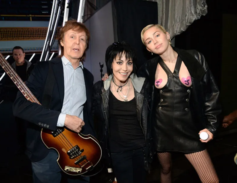 El revelador atuendo que llevaba Miley en la presentación de Joan Jett en abril pasado en el Salón de la Fama del Rock distrajo la atención del exBeatle.