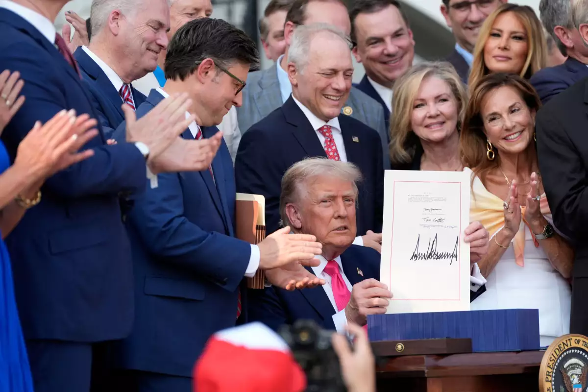Trump promulga ley de recortes de impuestos y gastos