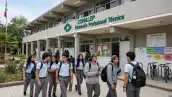 Alumnos del Conalep fuera de las instalaciones de un plantel.