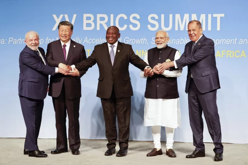 (De izquierda a derecha) El presidente de Brasil, Luiz Inácio Lula da Silva, el presidente de China, Xi Jinping, el presidente sudafricano, Cyril Ramaphosa, el primer ministro de India, Narendra Modi, y el ministro de Asuntos Exteriores de Rusia, Sergei Lavrov, posan para una foto familiar de los BRICS durante la Cumbre BRICS de 2023 en el Centro de Convenciones Sandton en Johannesburgo el 23 de agosto de 2023. 