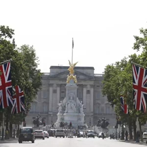 el palacio de buckinham decorado con banderas