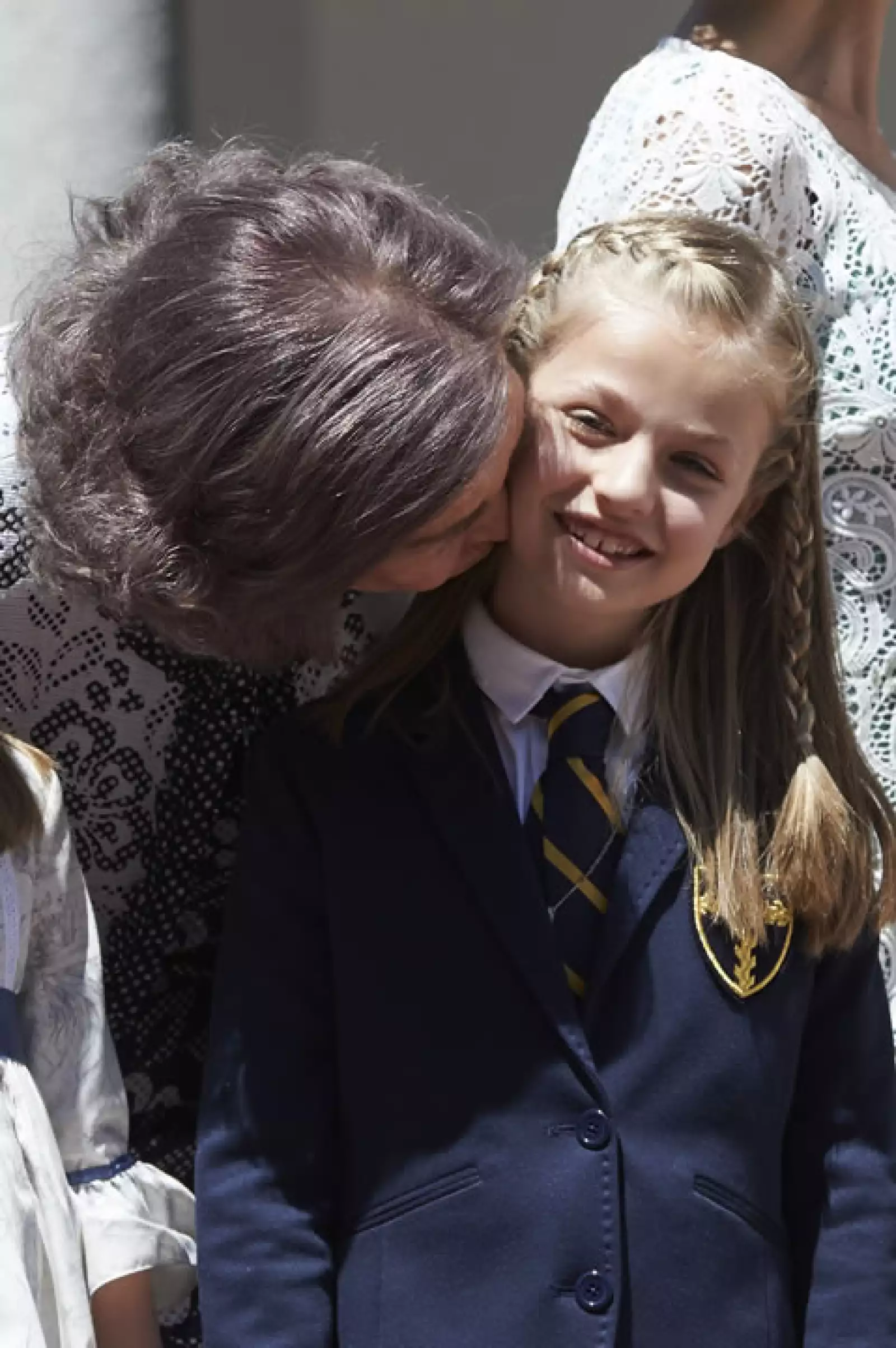 Leonor recibe un beso de su abuela, la Reina Sofía, el día de su Primera Comunión en Madrid.