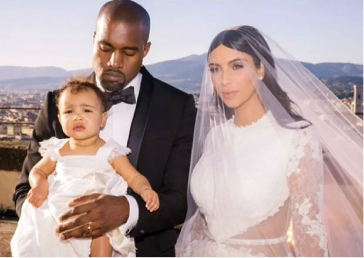 North lucií este elegante vestido blanco en la boda de sus papás.