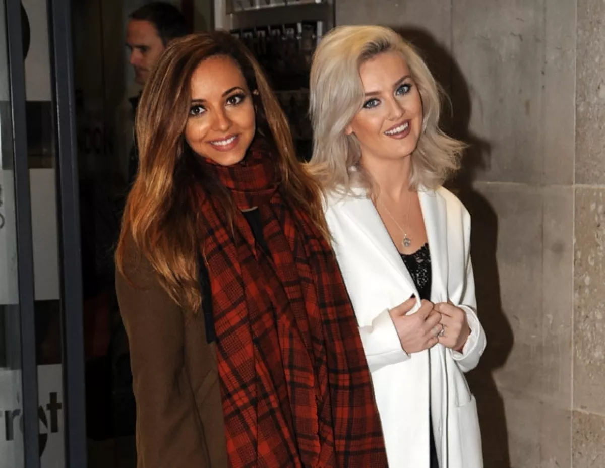 Perrie aseguró que ella y Zayn están muy felices. Su amiga Jade Thirlwall comentó que al día siguiente de que Malik le propuso matrimonio a Edwards ella llegó a platicarles.