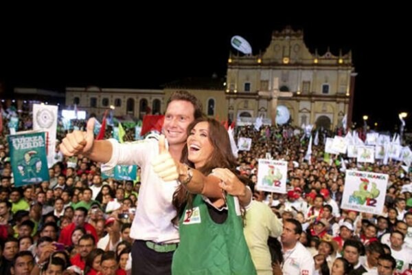 El 27 de junio, Anahí subió esta foto a Twitter y escribió: `En el cierre de campaña de @VelascoM_ olee que felicidad´.
