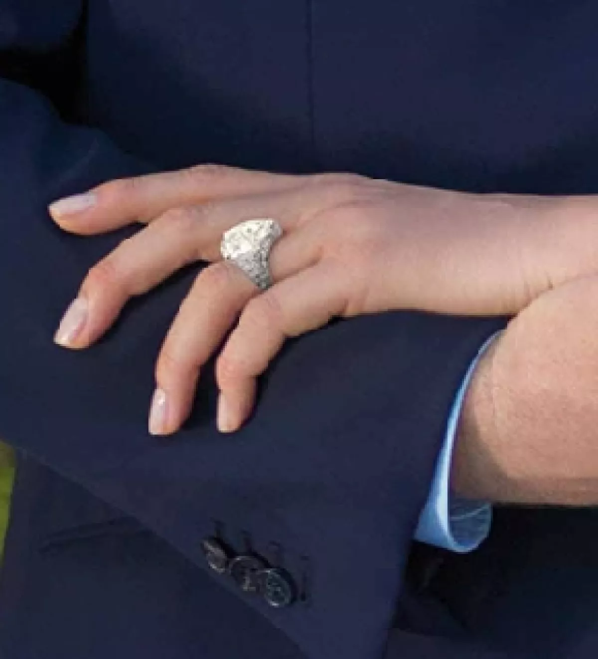 El anillo de compromiso.