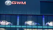 Un logo de GWM en color rojo luce en la fachada de un concesionario de la marca.