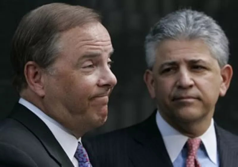 En la imagen Jeff Skilling (izquierda) y su abogado, Dan Petrocelli. (Foto: AP)